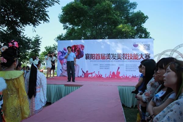 絕妙教師團(tuán)隊擔(dān)任首屆美發(fā)美妝電視大賽裁判