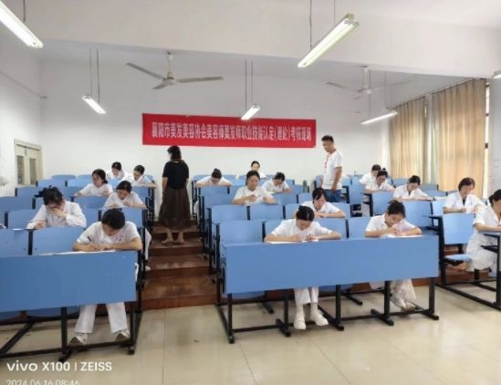 襄陽市美發(fā)美容協(xié)會美容師美發(fā)師職業(yè)技能認定(實操)考核現(xiàn)場